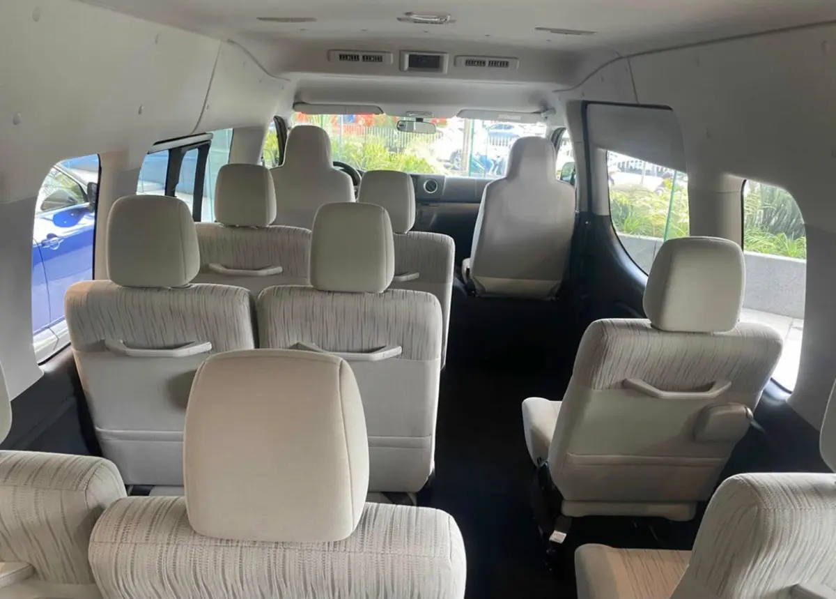 Interior con asientos de una unidad de pasajeros
