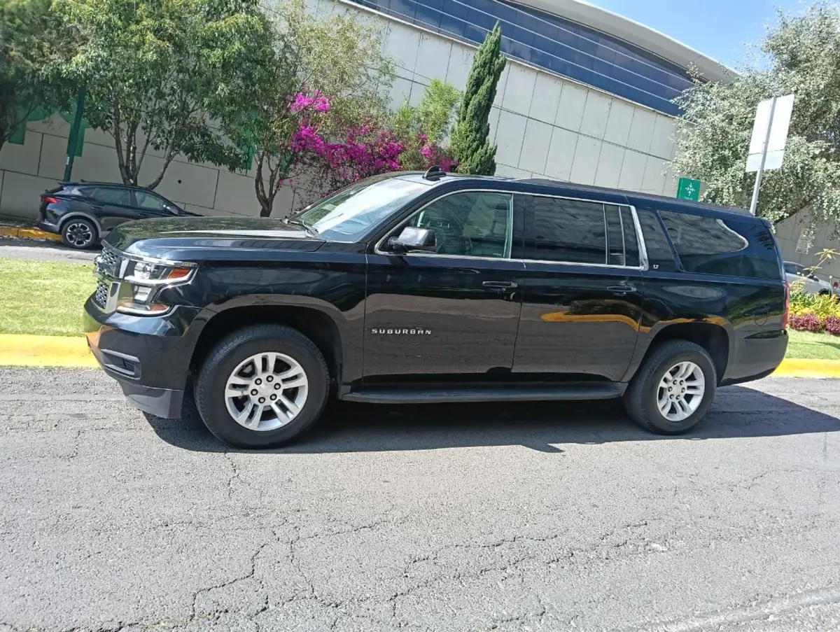 SUV negra de Imperio Premium Tours